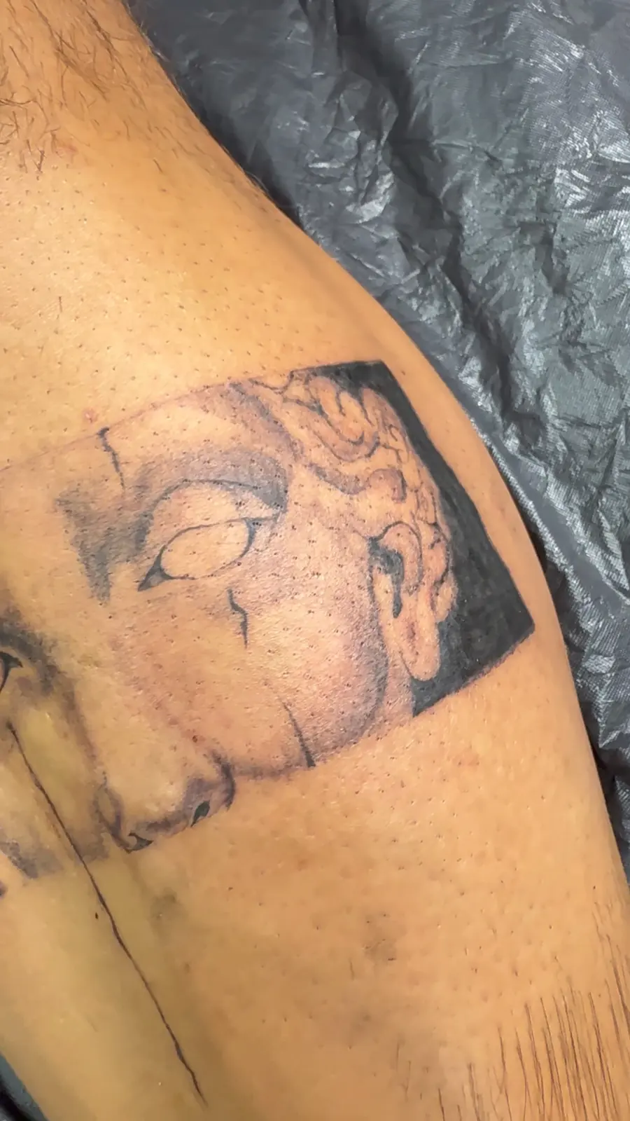 Großflächiges Tattoo am Oberschenkel