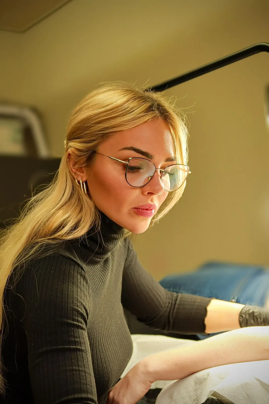 Kira in ihrem Studio